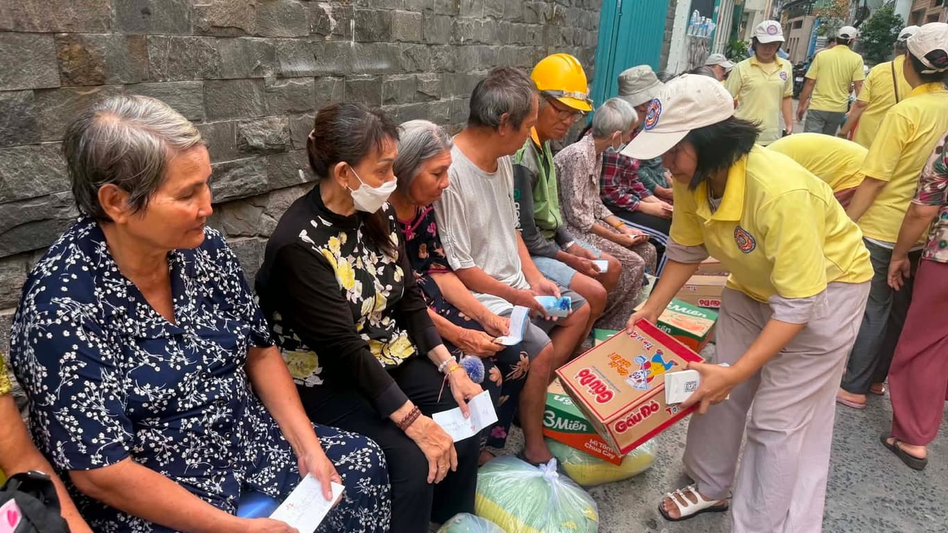 Từ thiện mùa Phật đản — 16