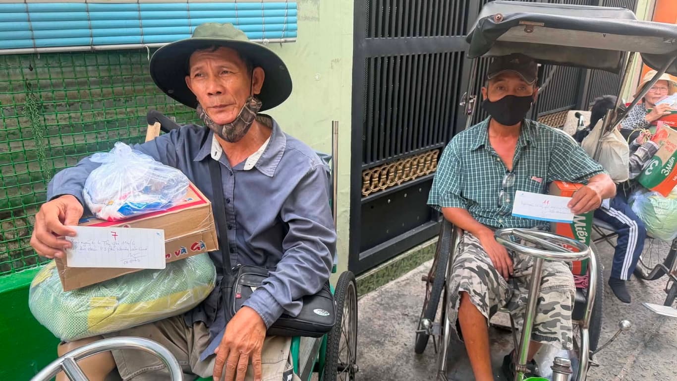 Từ thiện mùa Phật đản — 13