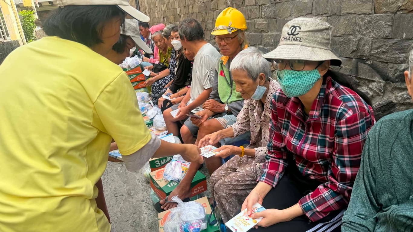 Từ thiện mùa Phật đản — 10