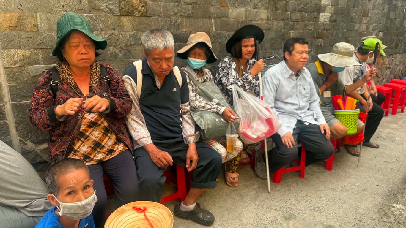 Từ thiện mùa Phật đản — 2