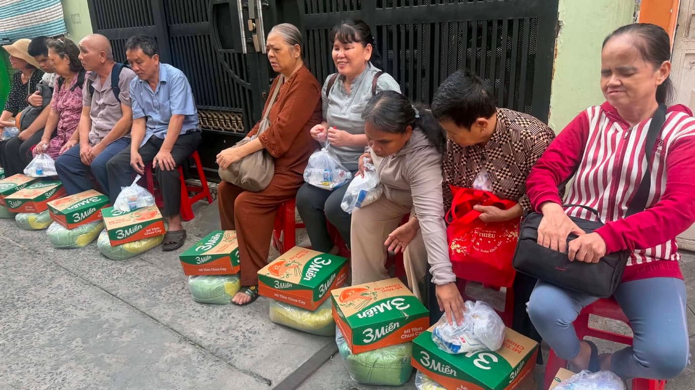 Từ thiện mùa Phật đản — 9