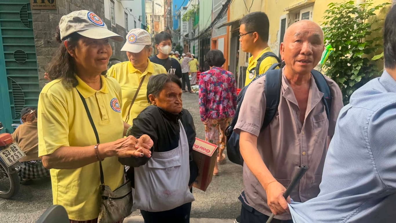 Từ thiện mùa Phật đản — 8
