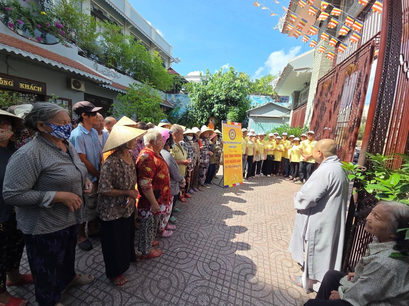 Từ thiện mùa Phật đản — 27