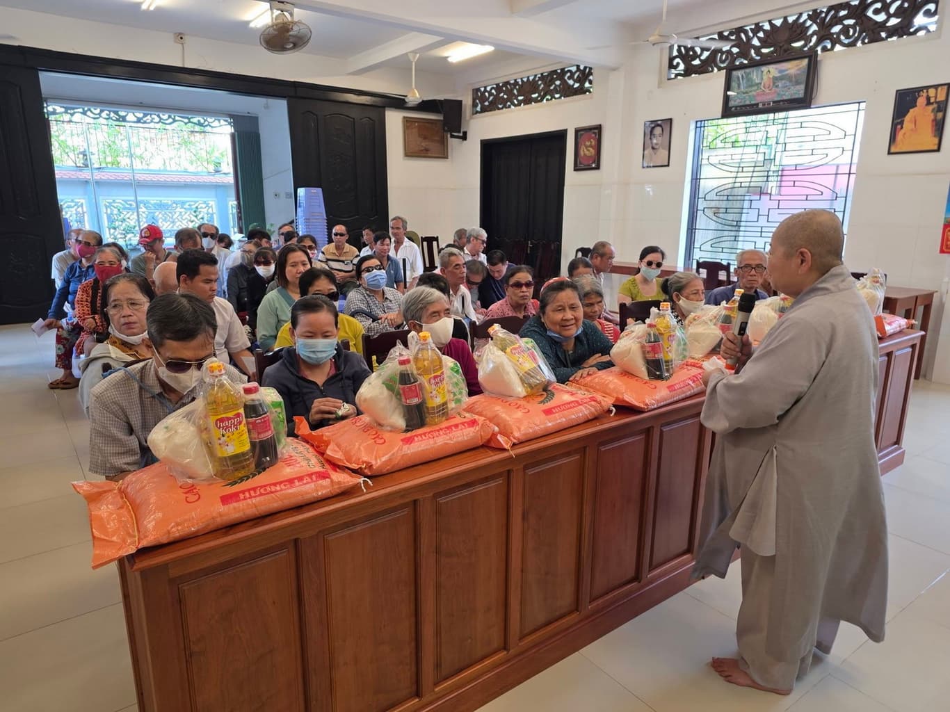 Từ thiện mùa Phật đản — 16