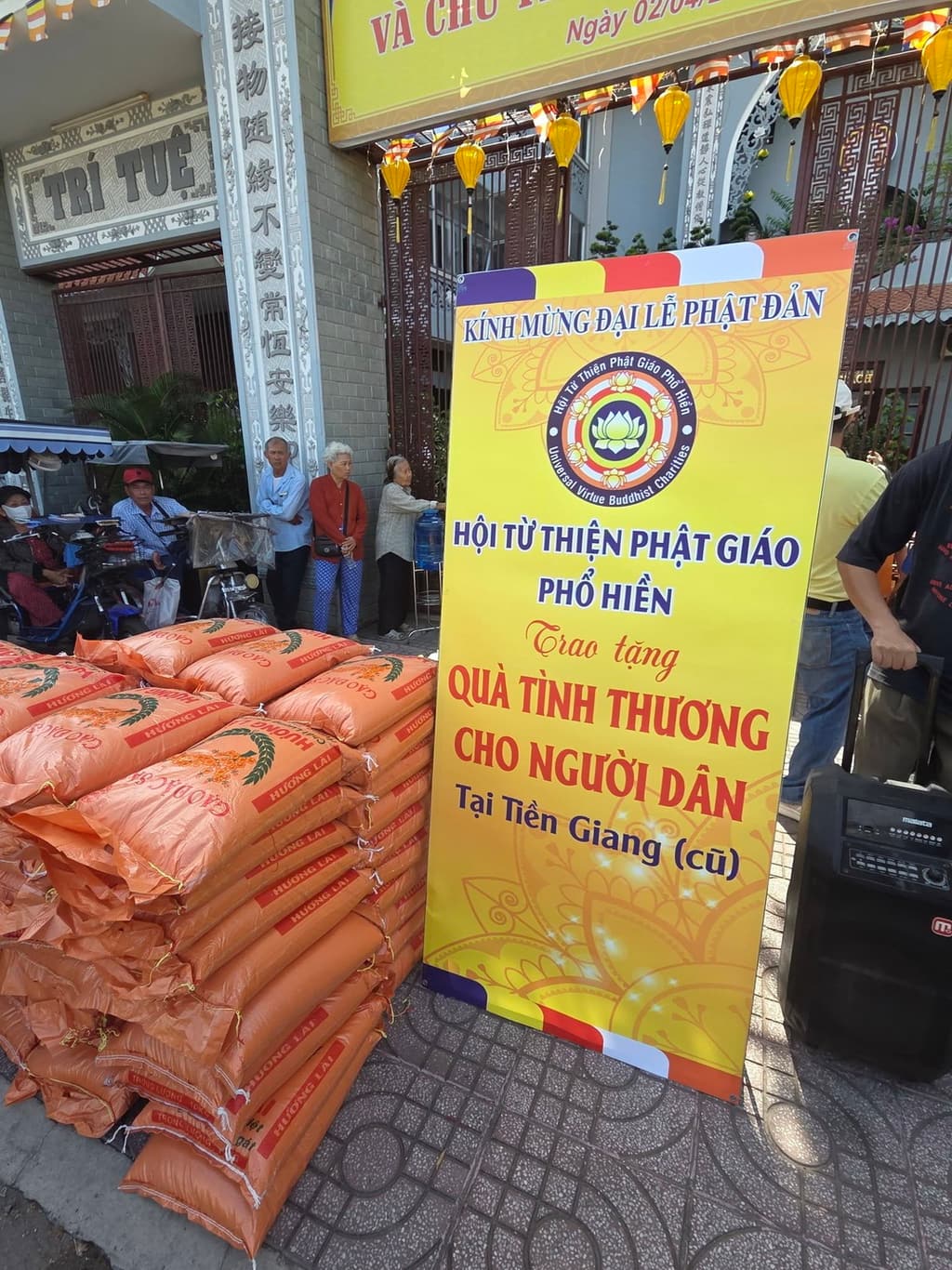 Từ thiện mùa Phật đản — 14