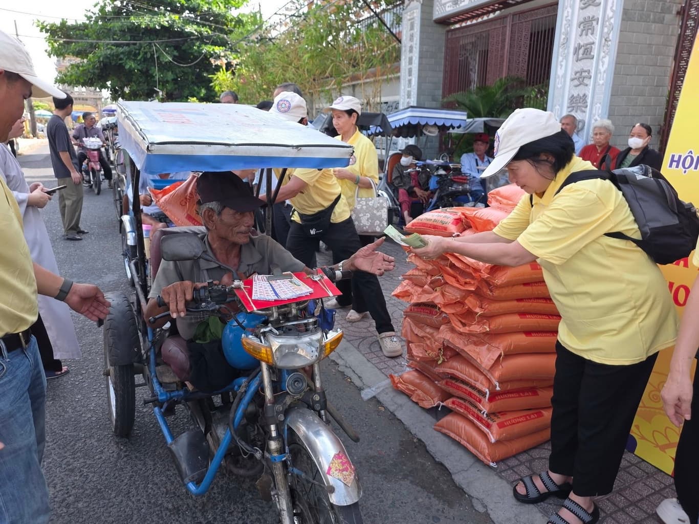 Từ thiện mùa Phật đản — 13