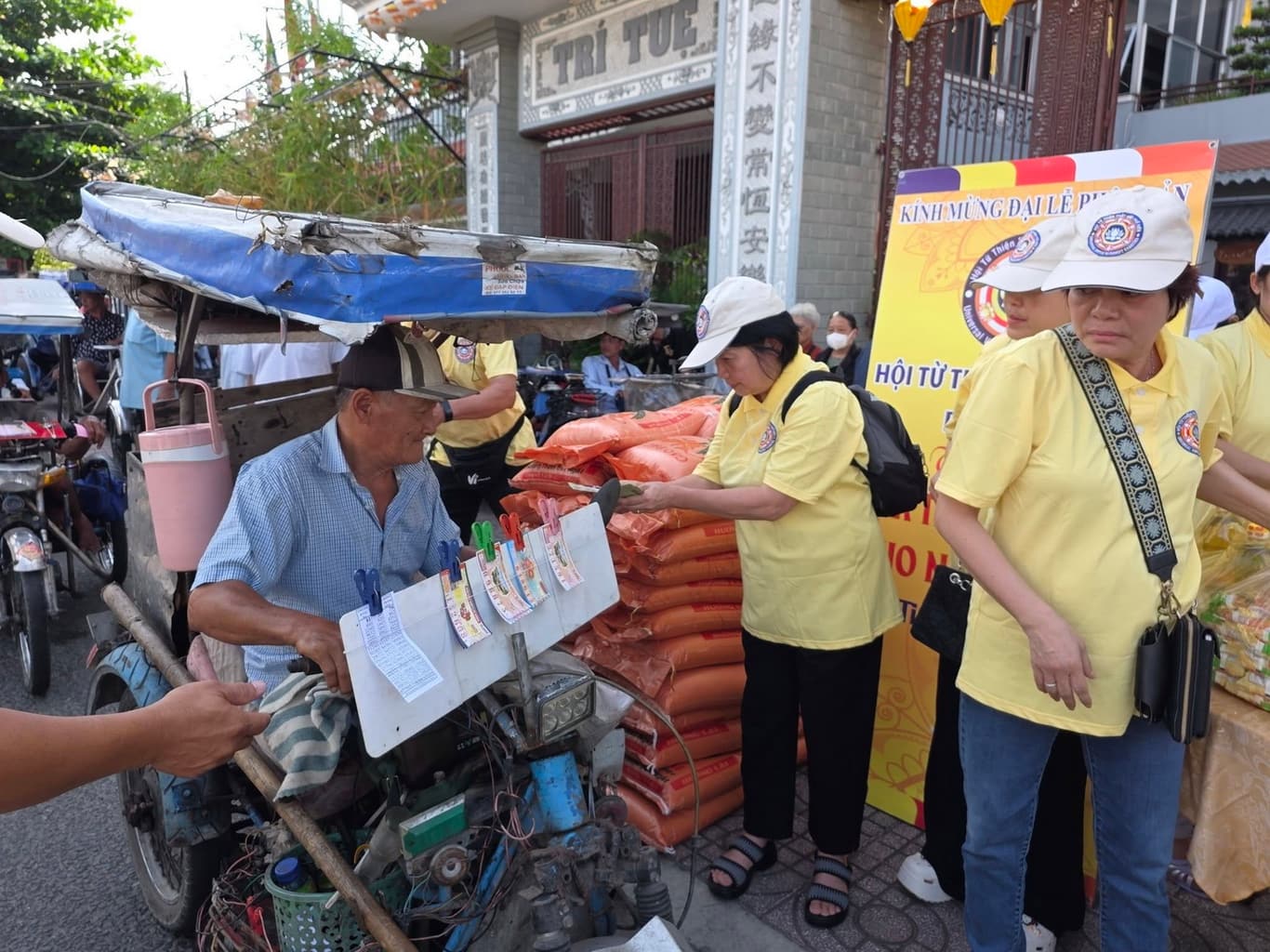 Từ thiện mùa Phật đản — 12