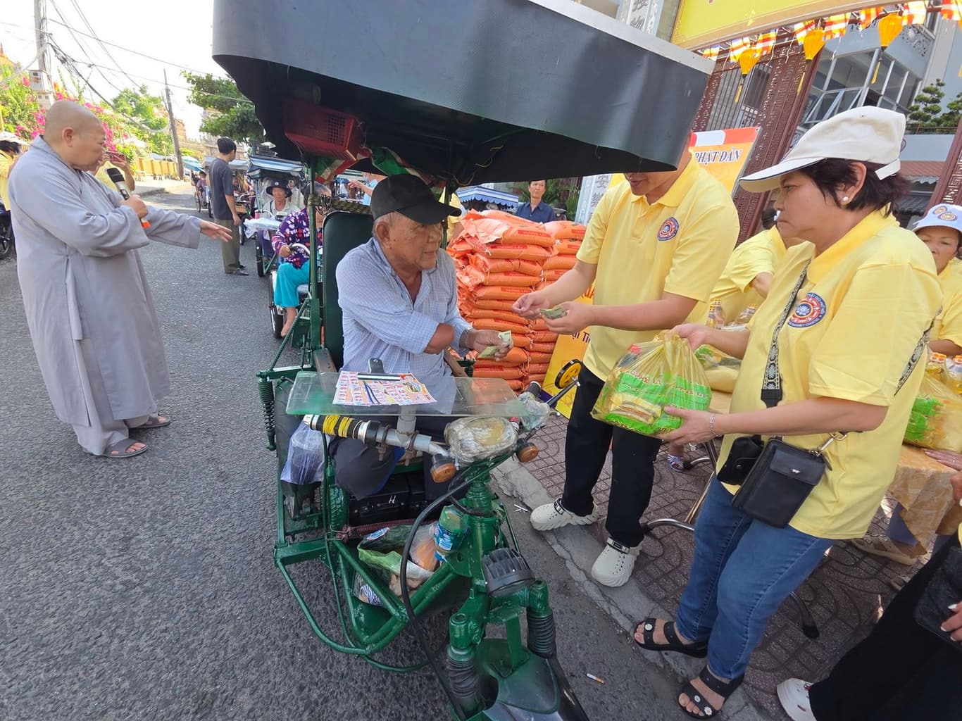 Từ thiện mùa Phật đản — 11