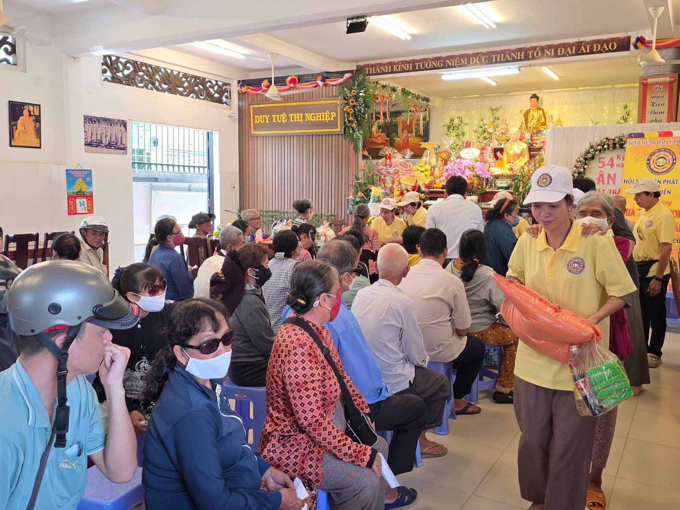 Từ thiện mùa Phật đản — 24