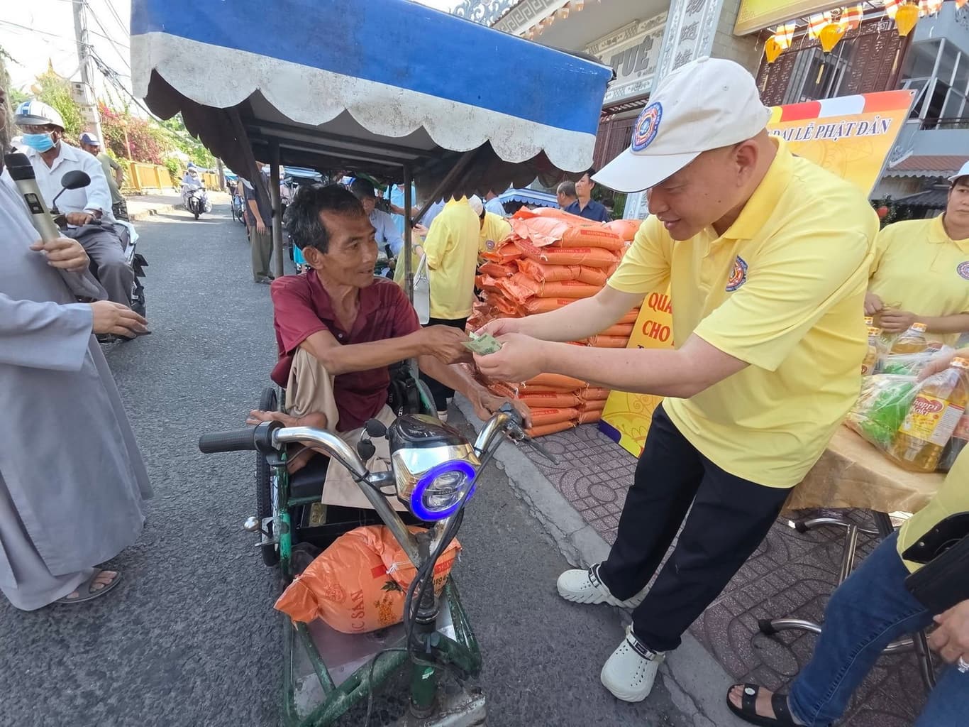 Từ thiện mùa Phật đản — 10