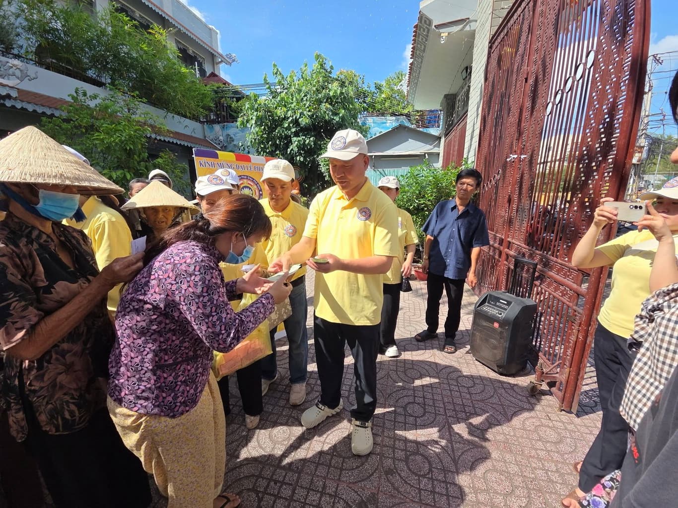 Từ thiện mùa Phật đản — 9