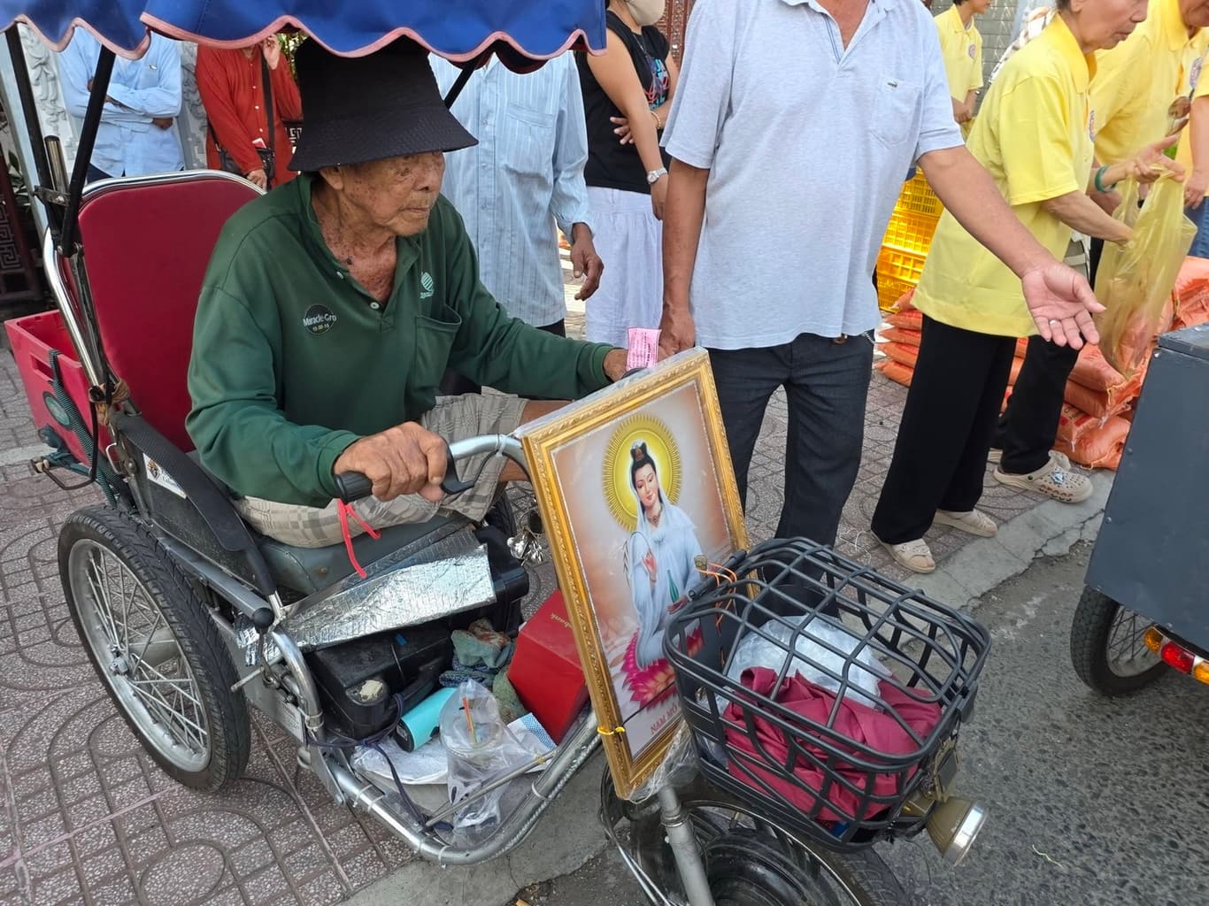 Từ thiện mùa Phật đản — 8