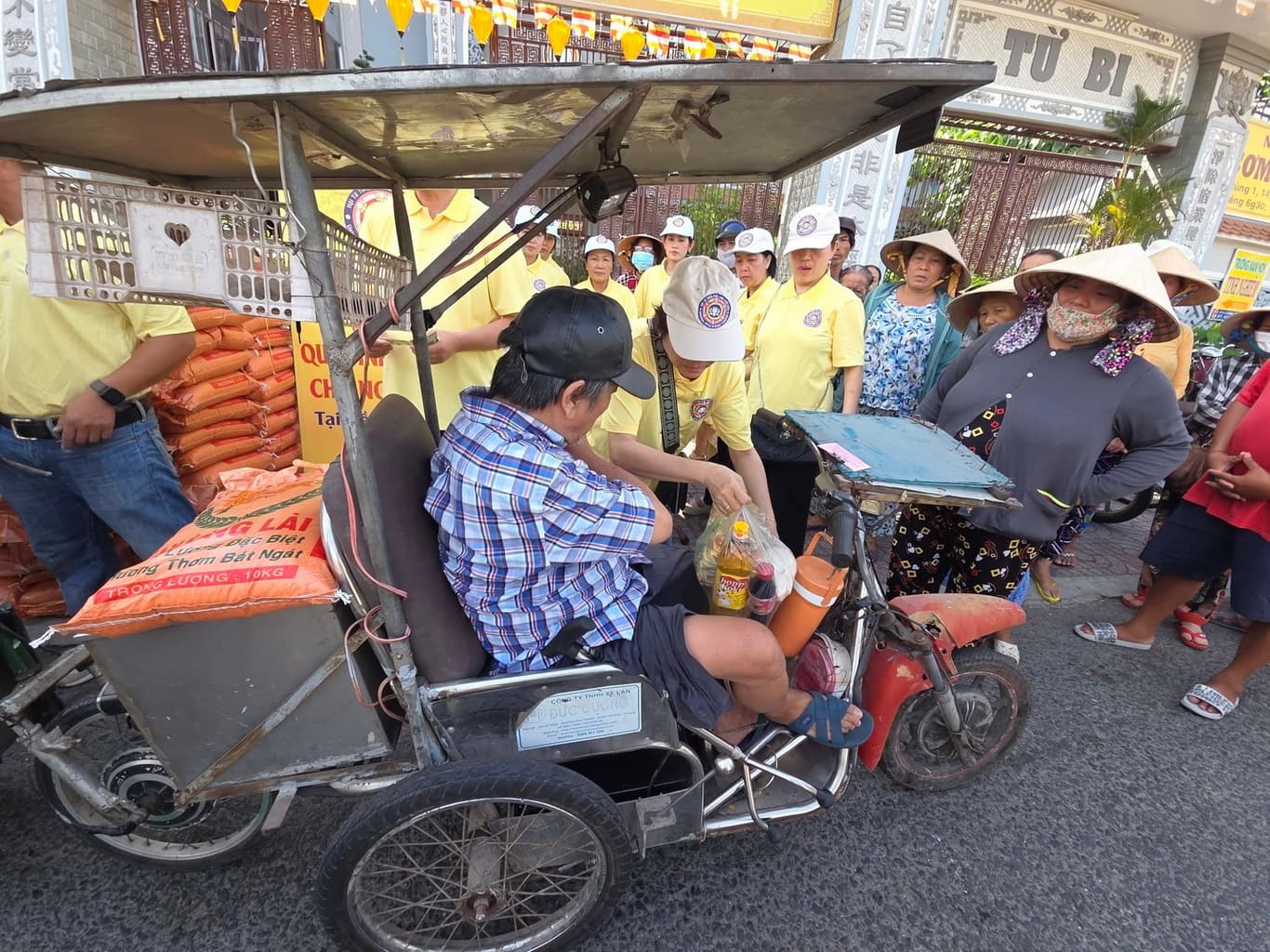 Từ thiện mùa Phật đản — 7