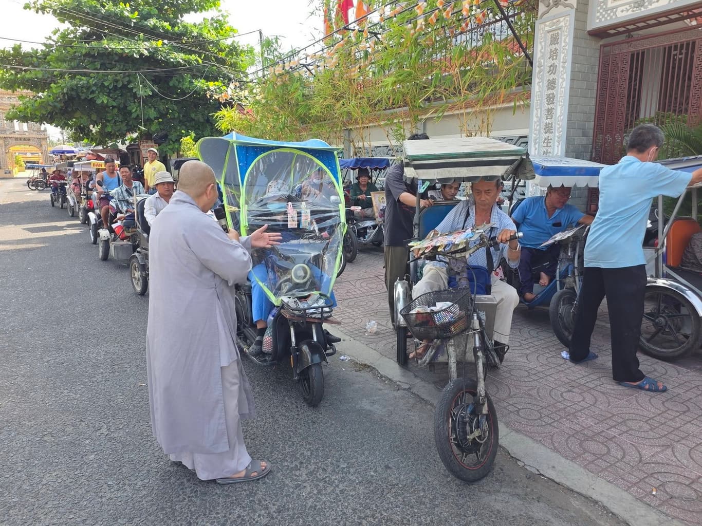 Từ thiện mùa Phật đản — 3