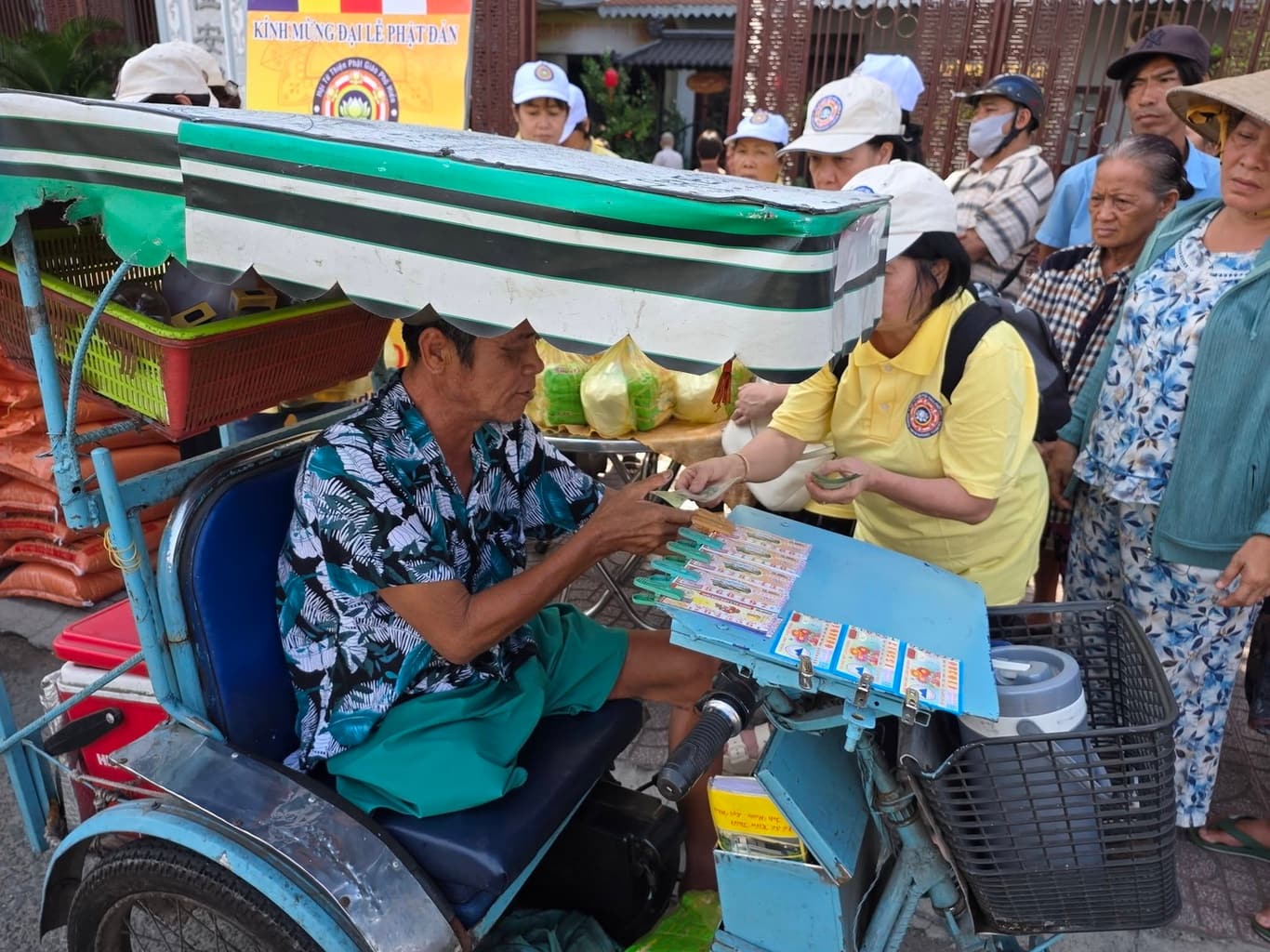 Từ thiện mùa Phật đản — 4