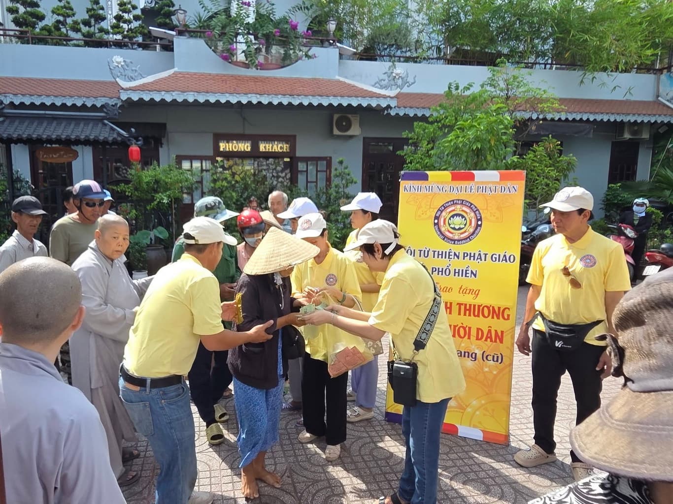 Từ thiện mùa Phật đản — 29