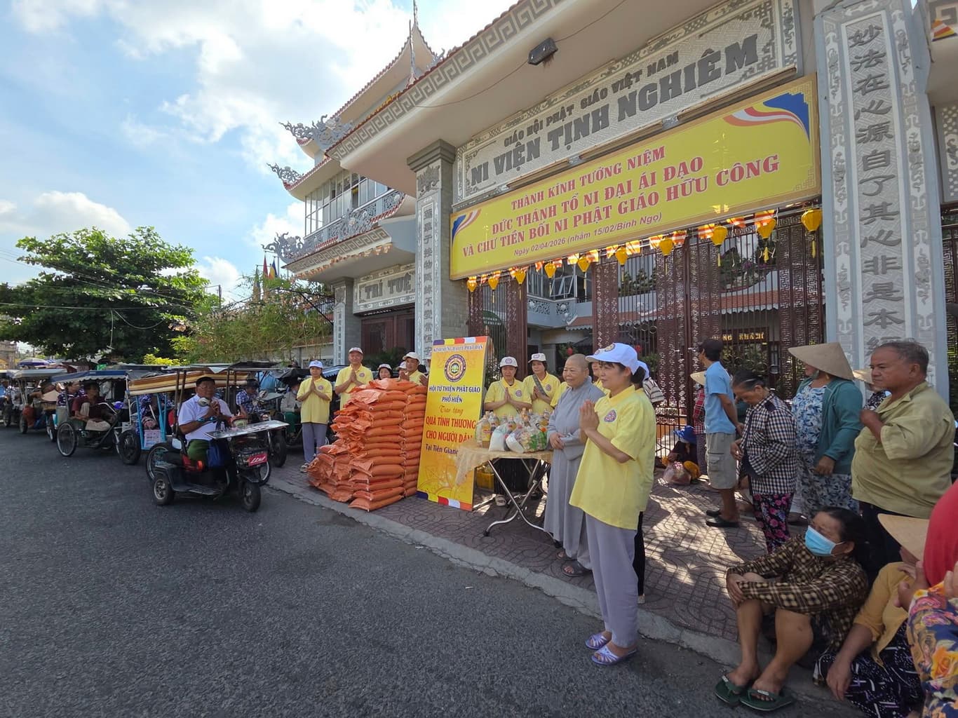 Từ thiện mùa Phật đản