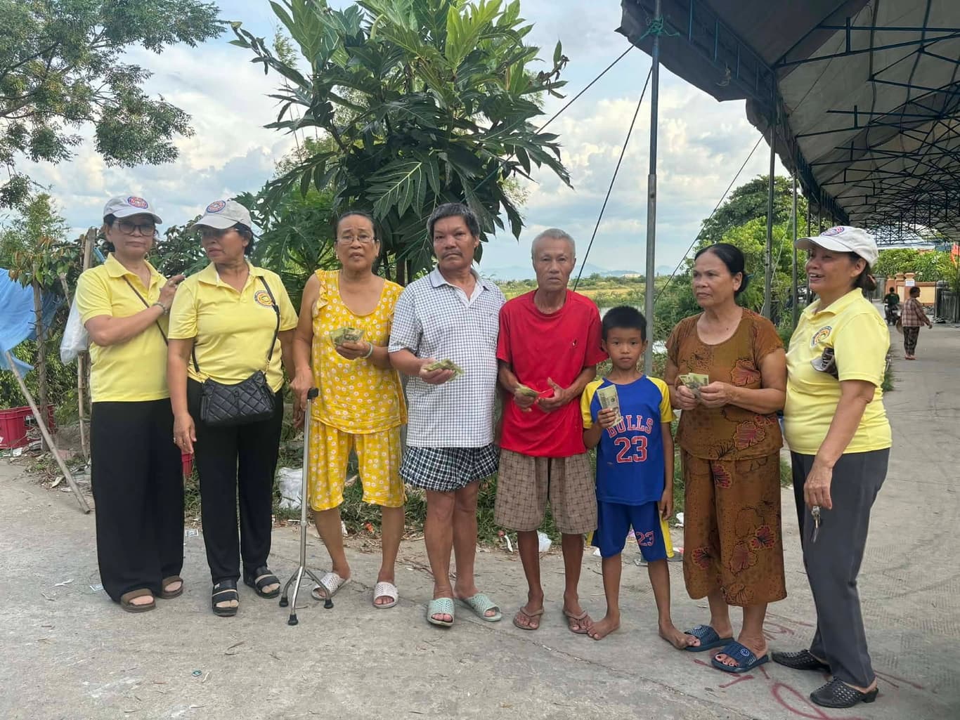 Giúp đỡ bà con nghèo — 13