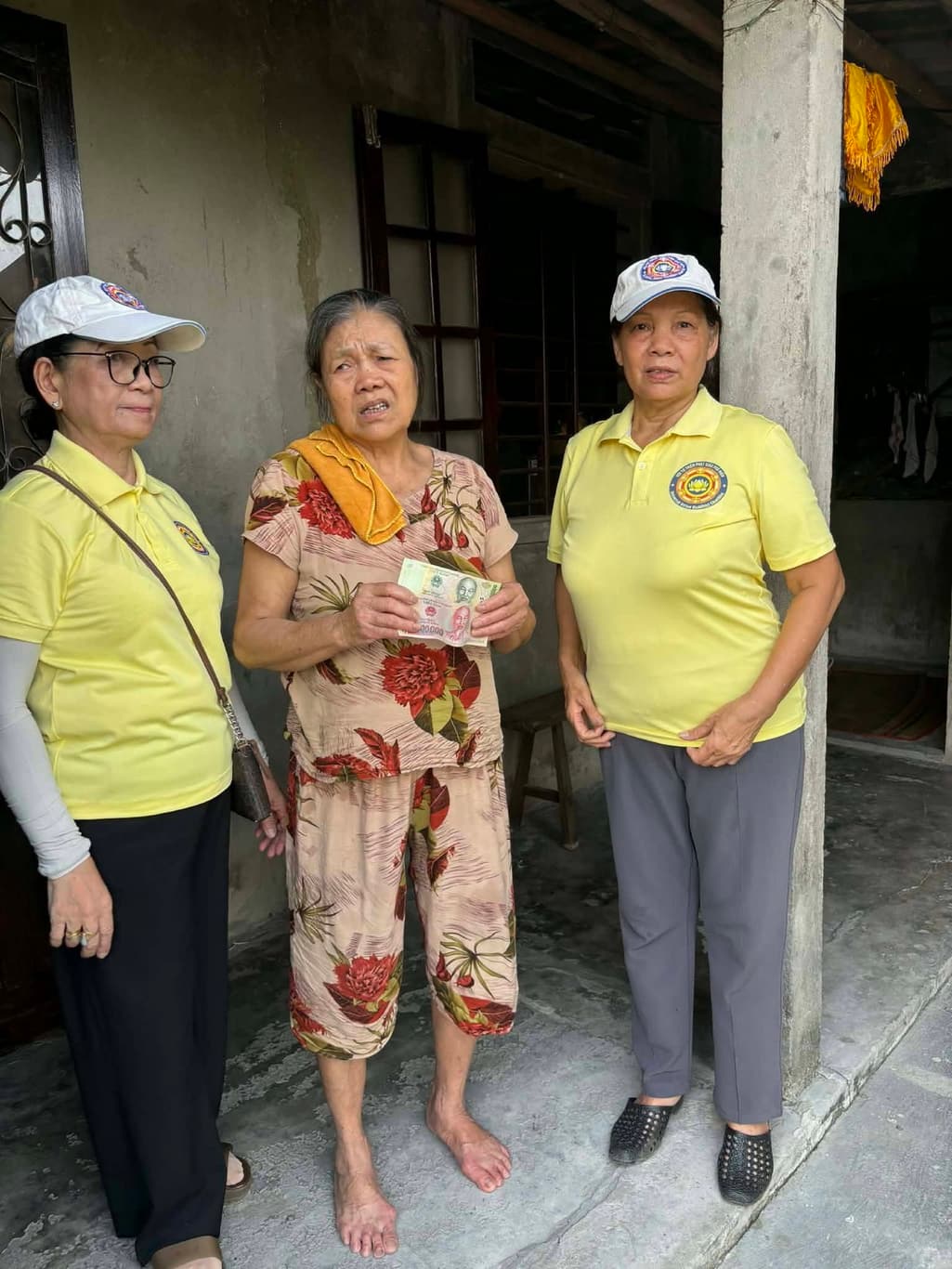 Giúp đỡ bà con nghèo — 12