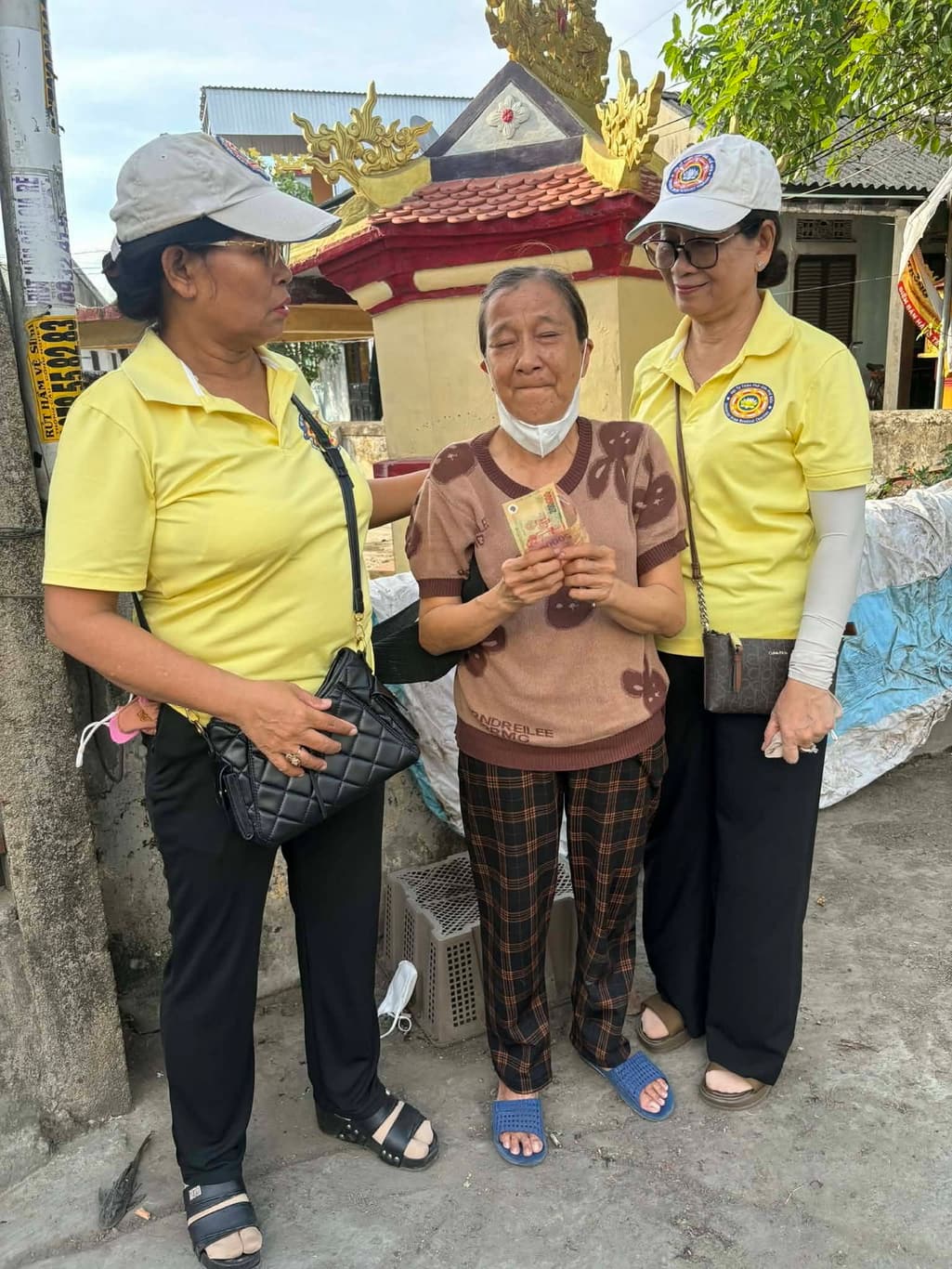 Giúp đỡ bà con nghèo — 11