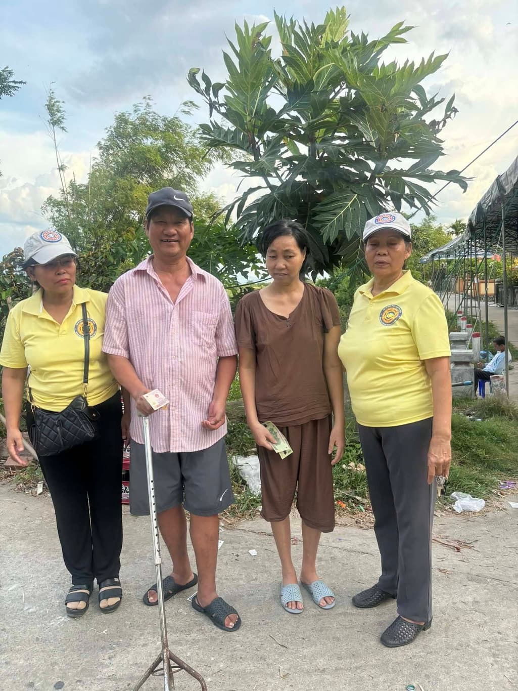 Giúp đỡ bà con nghèo — 10