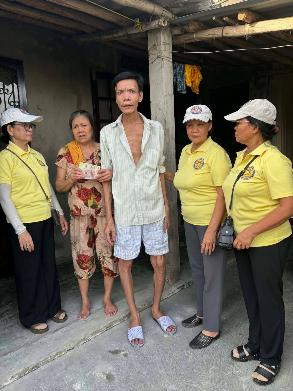 Giúp đỡ bà con nghèo — 9