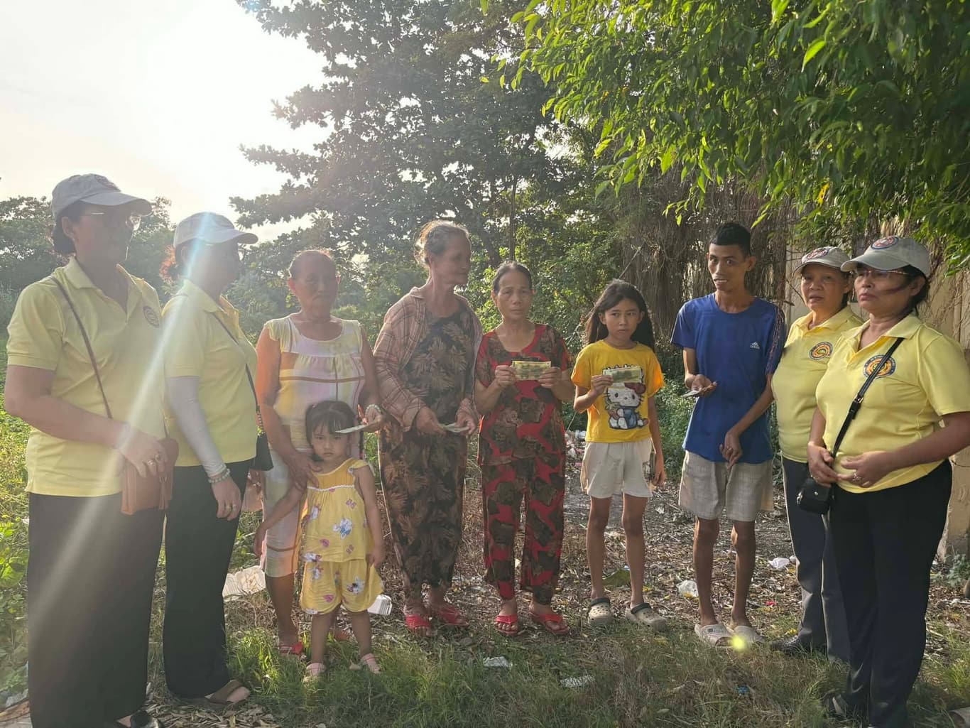 Giúp đỡ bà con nghèo — 5