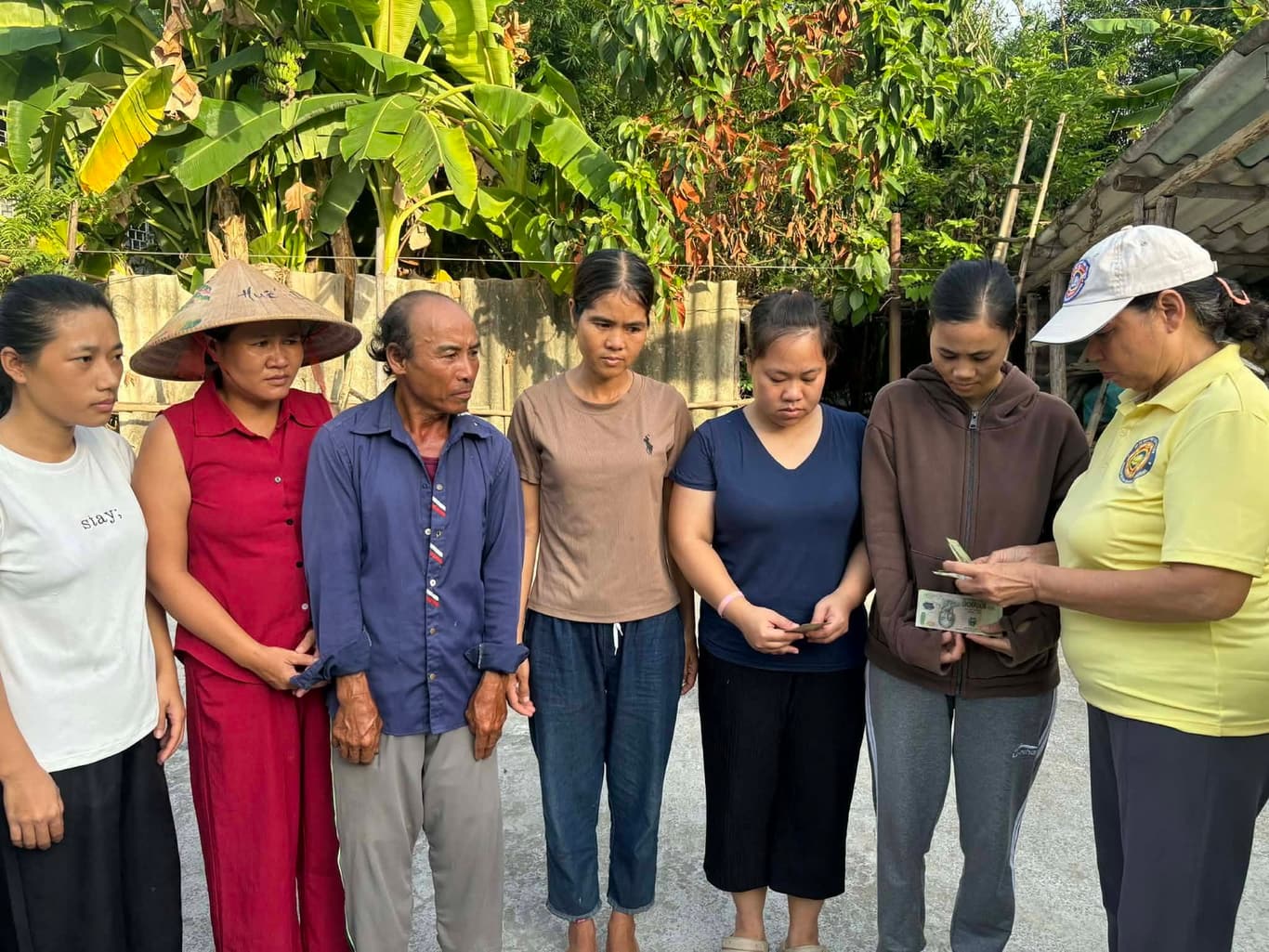 Giúp đỡ bà con nghèo — 4