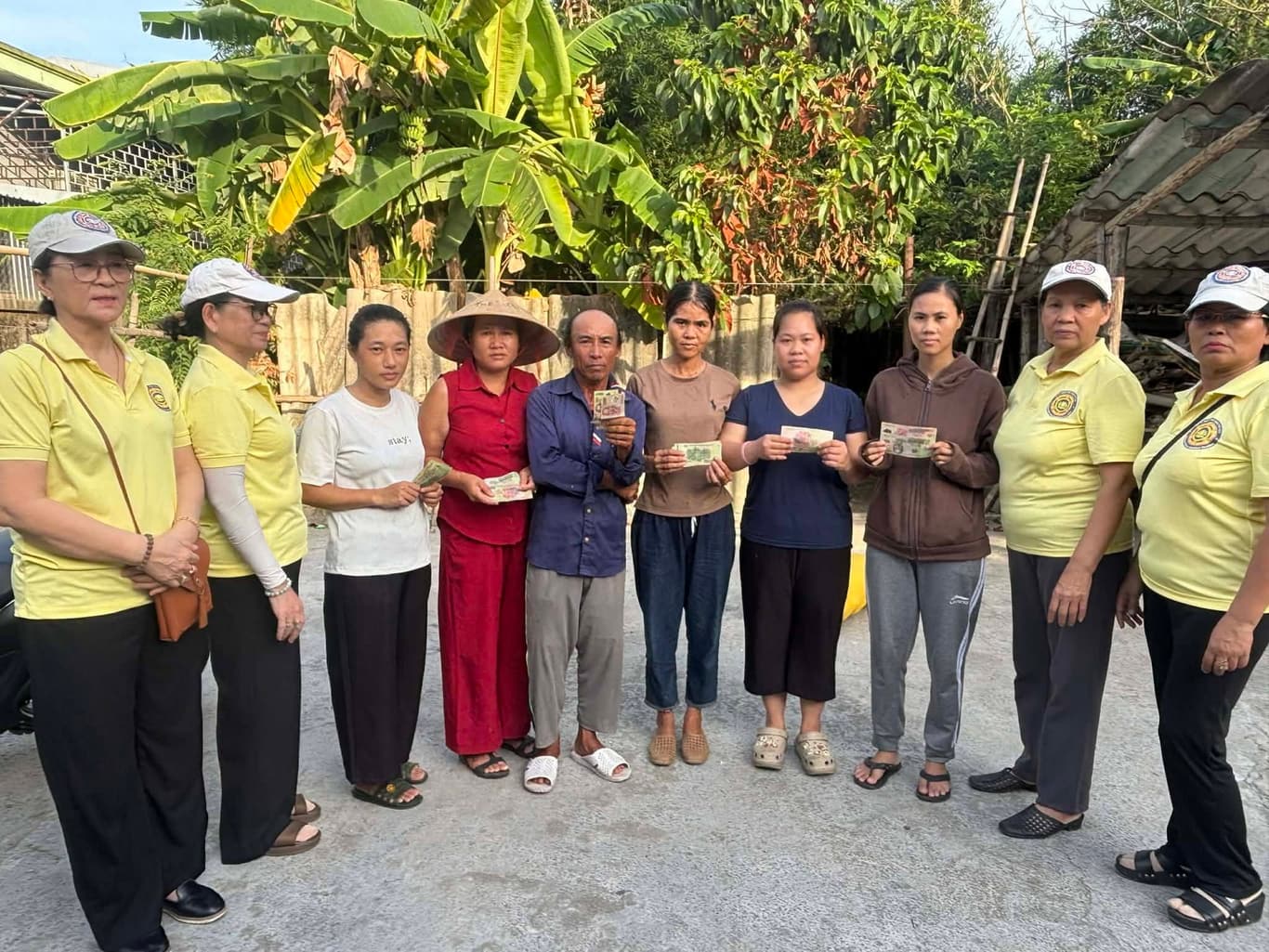 Giúp đỡ bà con nghèo — 3